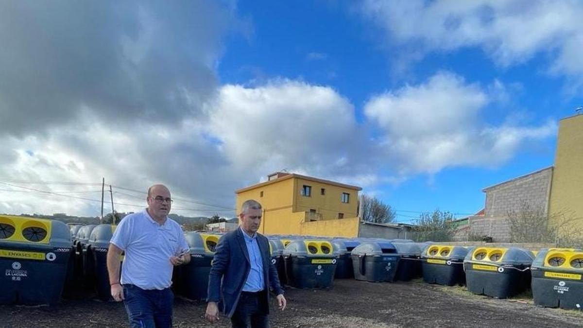 El concejal de Servicios Municipales, Fran Hernández, con contenedores de recogida de basura selectiva.