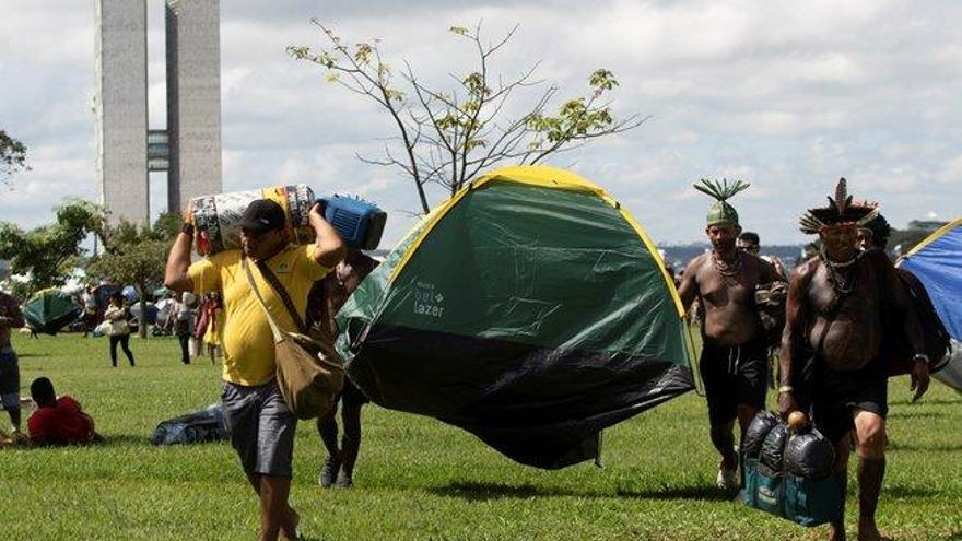 Indígenas brasileños instalan un campamento en defensa de sus tierras