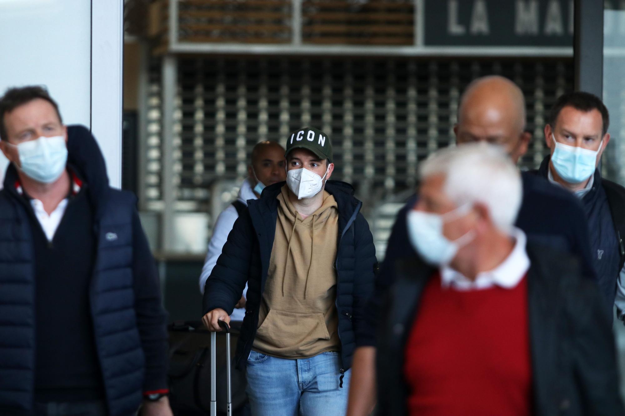 Turistas llegan al aeropuerto de Málaga el lunes 24 de mayo, tras relajarse las restricciones