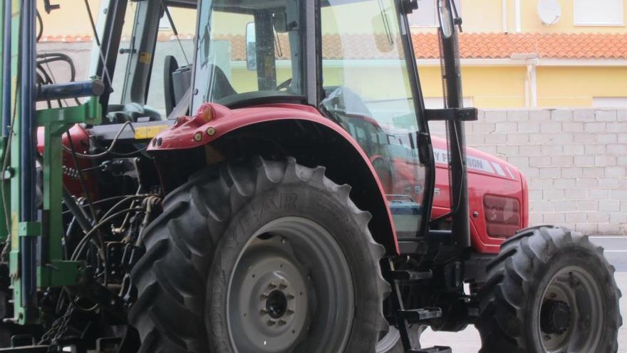 Muere un hombre de 60 años al volcar el tractor que conducía en Requena