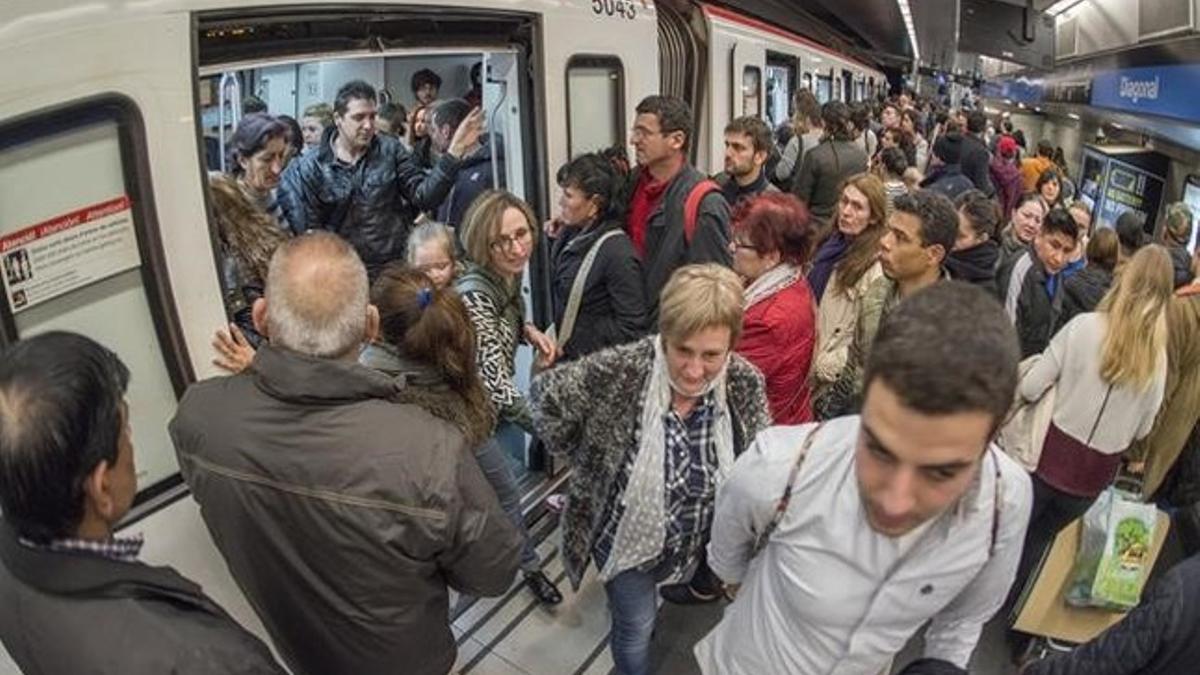 Aglomeración de usuarios del metro en la estación de Diagonal.