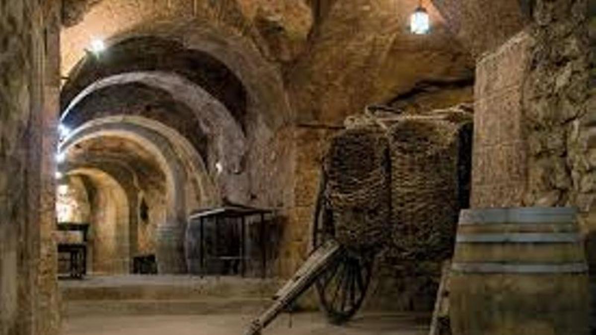 La ciudad que se visita bajo tierra: el laberinto de bodegas que convierte la lluvia en plan.