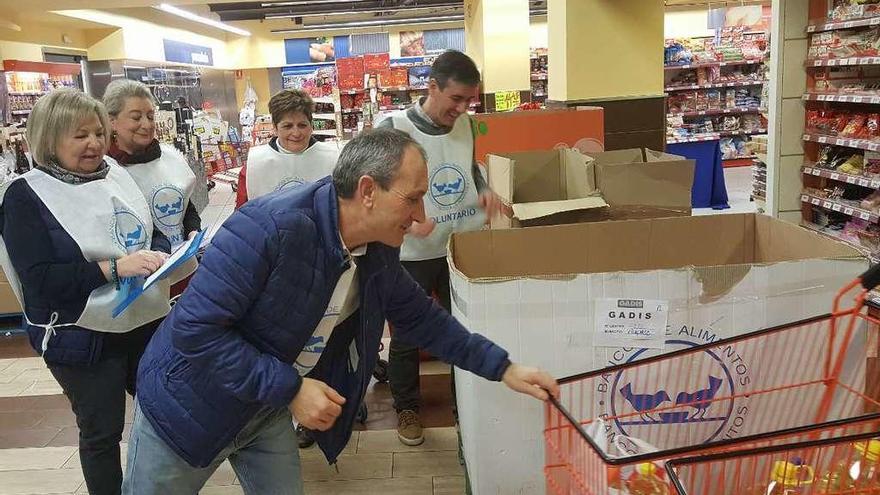 Miguel Vieites, con un grupo de voluntarios en el supermercado Gadis de Independencia. // FdV