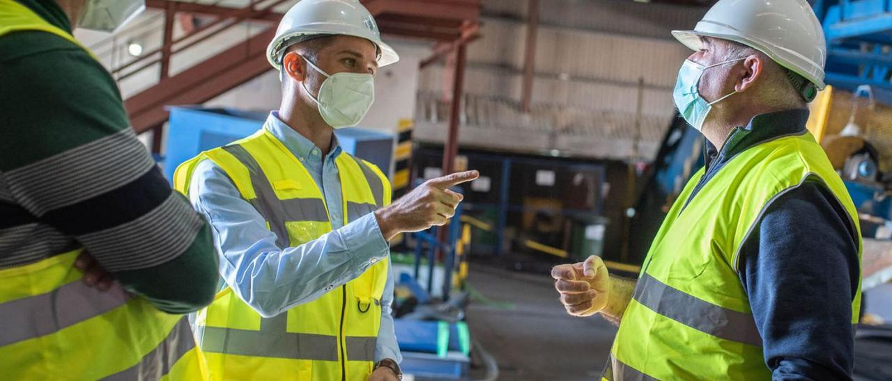 El consejero Javier Rodríguez, en el centro, durante una visita al Complejo Ambiental de Tenerife, en Arico.