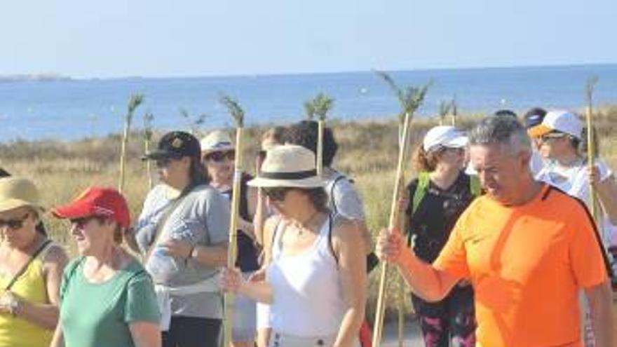 Decenas de fieles participaron durante a mañana de ayer en la Romería del Cap, que cada año reúne a una multitud de personas en honor a la Virgen del Rosario.