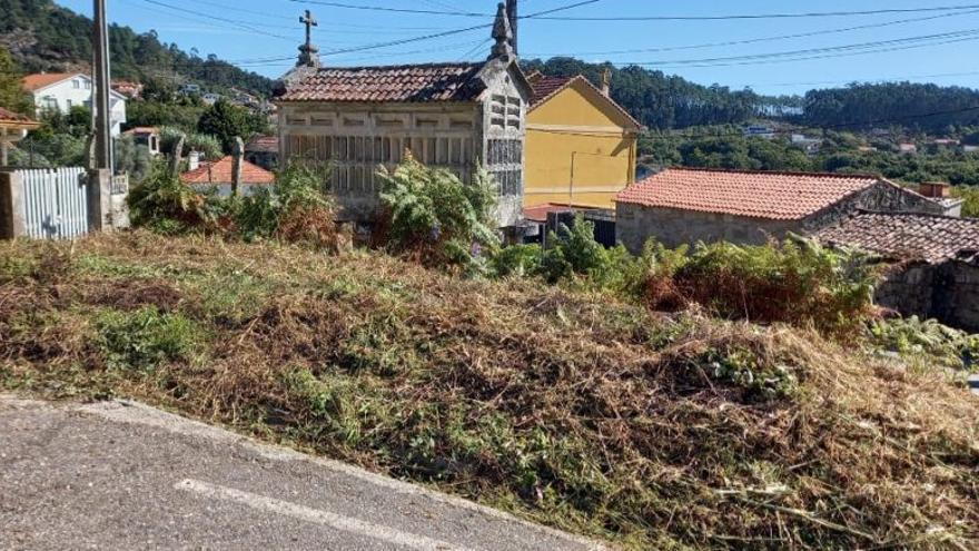 El Concello limpia con un tractor la maleza que rodeaba el Hórreo da Virxe