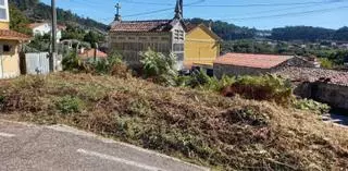 El Concello de Cangas limpia con un tractor la maleza que rodeaba el Hórreo da Virxe