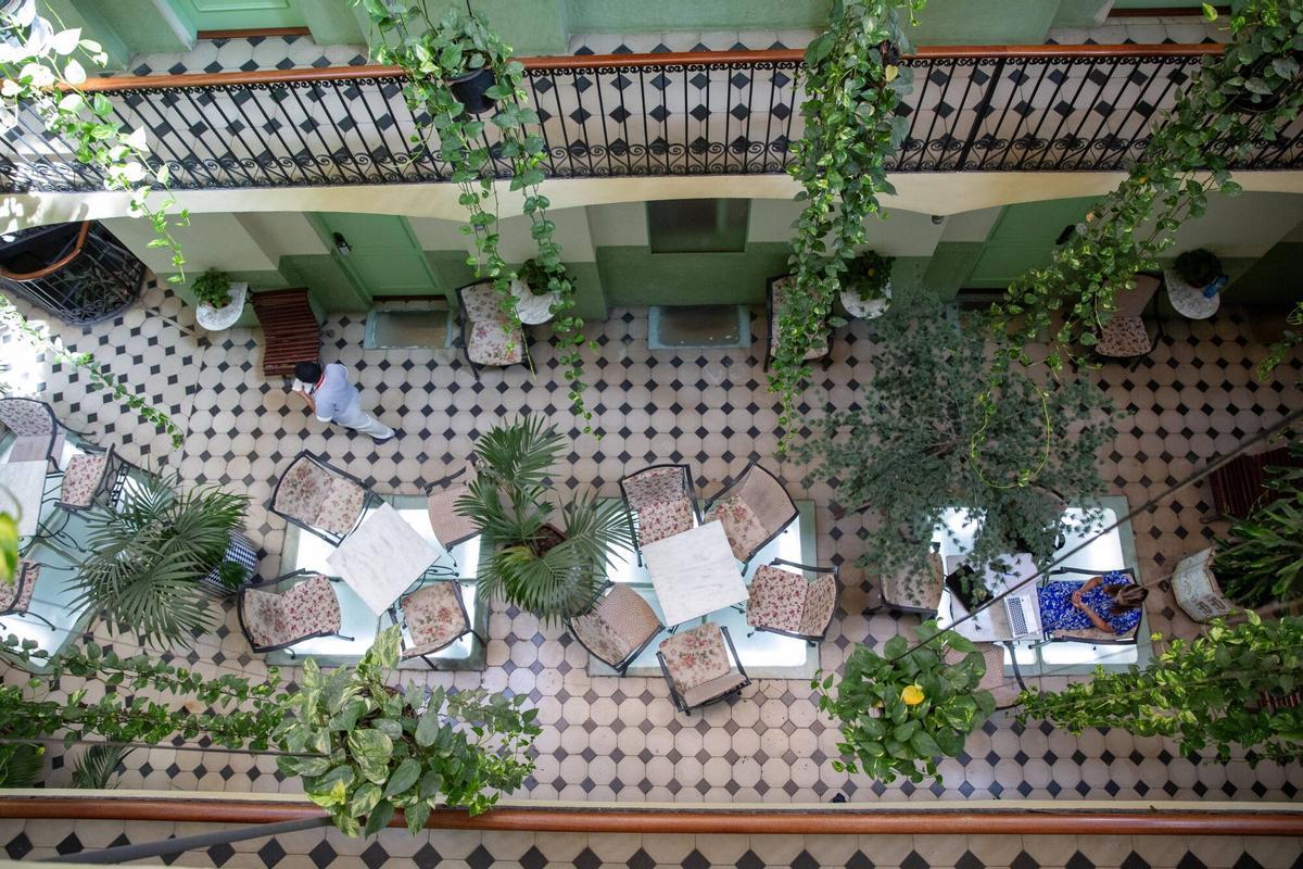BARCELONA 10/09/2025 BARCELONEANDO Patios escondidos mas bonitos. Patio del Hotel Peninsular Foto ELISENDA PONS