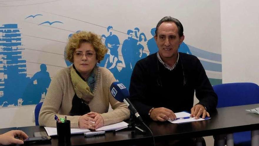 Gloria García y José Manuel Rodríguez, ayer, en la sede del PP de Mieres.