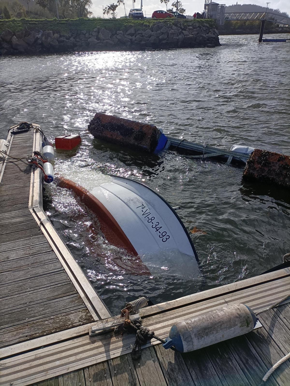 Un barco hundido por la borrasca Ciarán en el puerto deportivo de la Asociación Albatros.