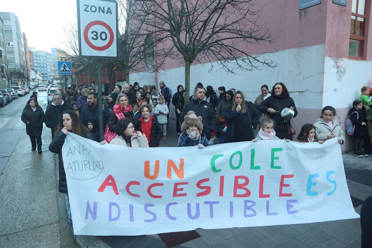 Concentración del colegio público Rosalía de Castro por el estado de sus instalaciones