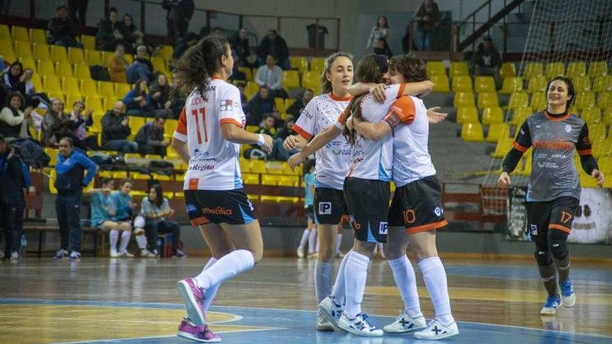 Las jugadoras del Ourense Envialia celebran uno de los seis goles, ayer en Os Remedios. // C.P.