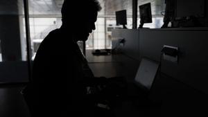 Vista de la sala de prensa de la Caja Mágica, en Madrid, a oscuras tras interrumpirse el suministro eléctrico en toda la España peninsular en torno a las 12:30 horas por causas aún desconocidas, según ha informado Red Eléctrica, que ya está trabajando con las empresas del sector para restablecer el servicio. 