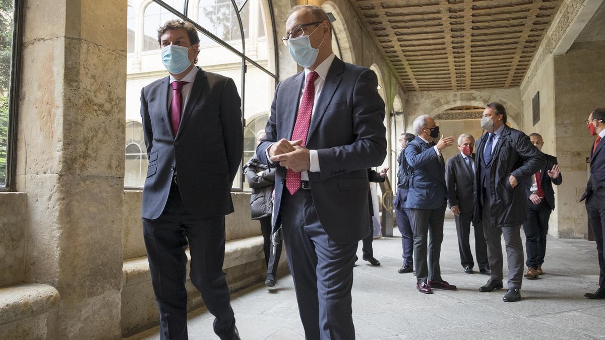 El consejero Carriedo, a la izquierda, ayer en Salamanca.