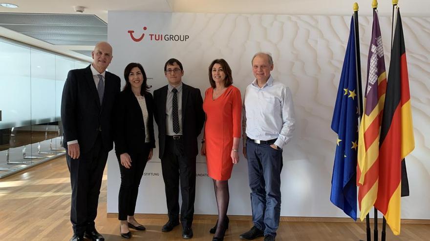 El conseller Iago Negueruela y la directora general Rosana Morillo, con directivos de TUI en BerlÃn la semana pasada.