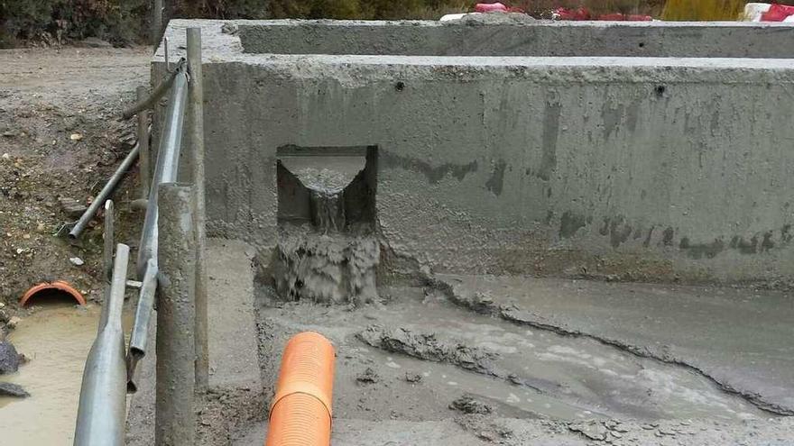 Vertidos al río Castro como consecuencia de las obras.