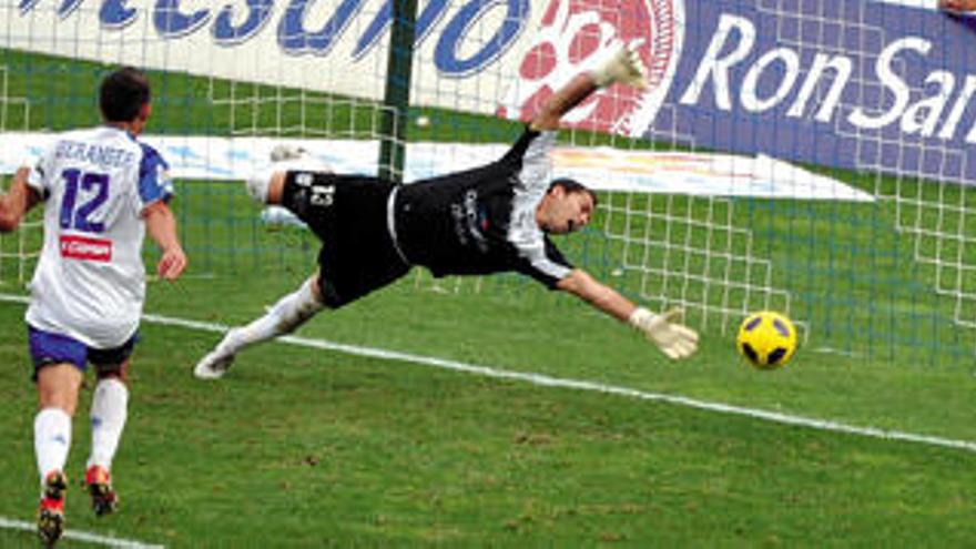 Imagen del gol del empate de Mauro Quiroga contra el Tenerife en el &#039;clásico&#039; de la primera vuelta. i LOF