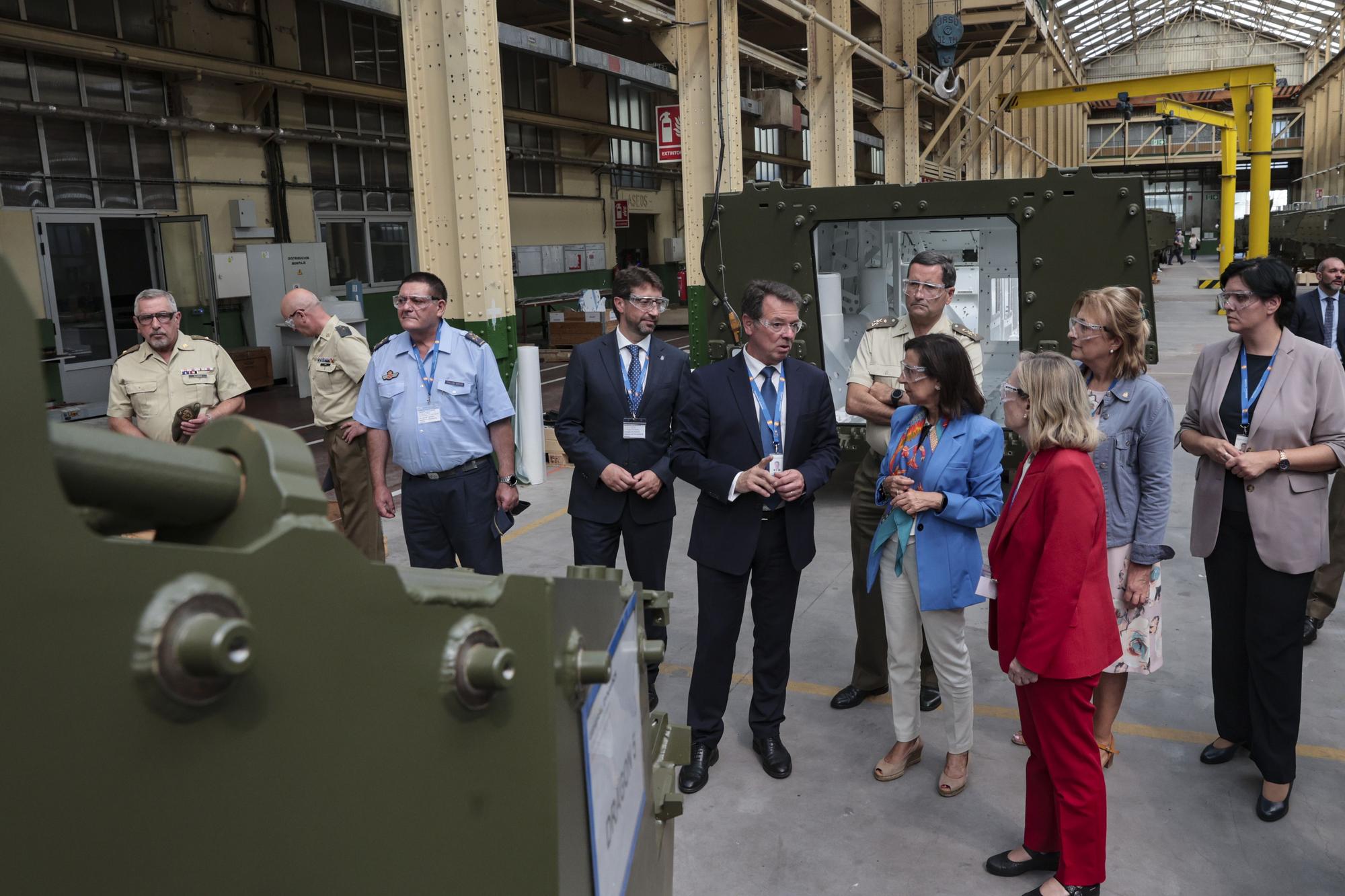 En imágenes: así fue la visita de la ministra Margarita Robles a la Fábrica de Armas de Trubia