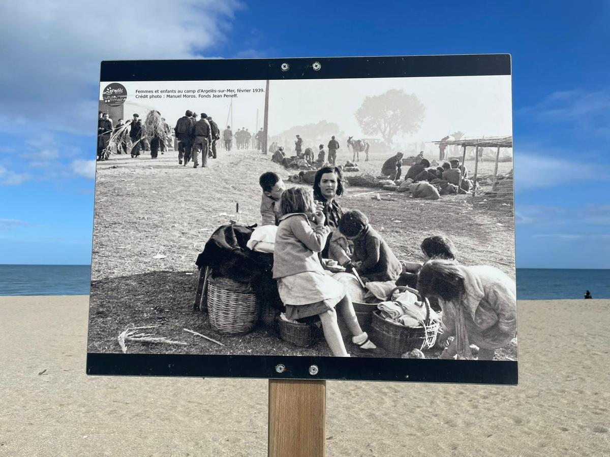 Paneles expositivos en la playa de Argelés sur Mer.
