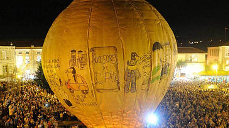 El globo de Betanzos, durante su elevación en la plaza García Hermanos. / fran martínez