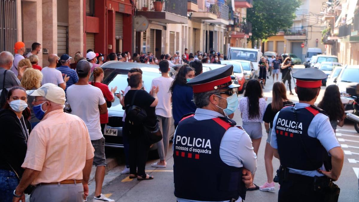 Concentración de las patrullas ciudadanas de Mataró frente a un piso ocupado.