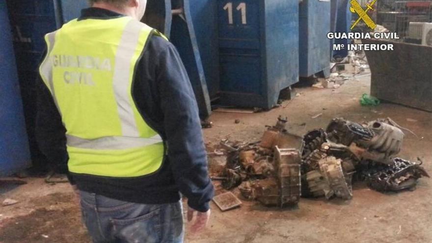 Detienen a dos jóvenes acusados de robar cajas de cambio de coches en un taller