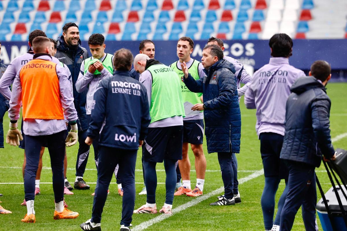 Entrenamiento a puertas abiertas del Levante UD