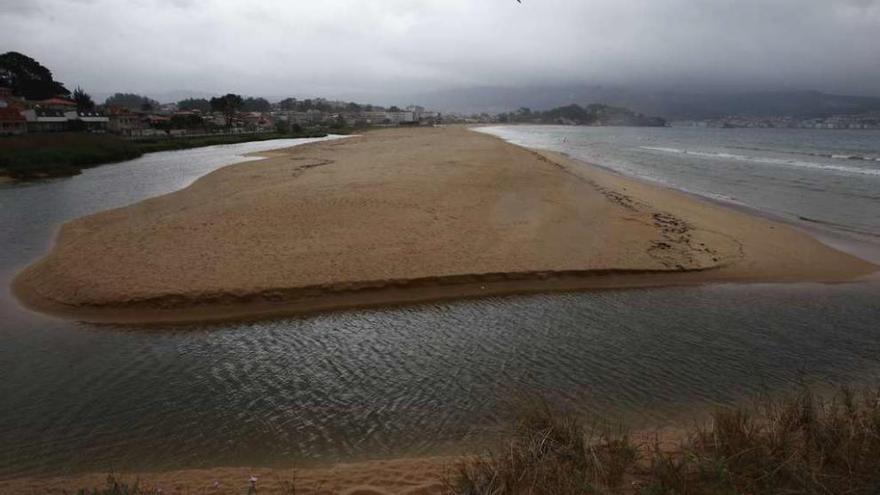 Arriba, el nuevo meandro que dibuja la desembocadura del Muíños. A la izquierda, el espacio que ocupaba el paseo de madera. // José Lores / Cedida