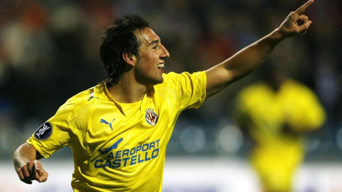 En la imagen de arriba, Cazorla  celebra un gol en la Copa de la  UEFA con el Villarreal en la temporada 2007-08; debajo, festejando un gol con el Recreativo de Huelva, en la temporada 2006-07; y, por último, tras marcar un gol al Atlhetic en su etapa en el Málaga, en la temporada 2011-12.  | Efe