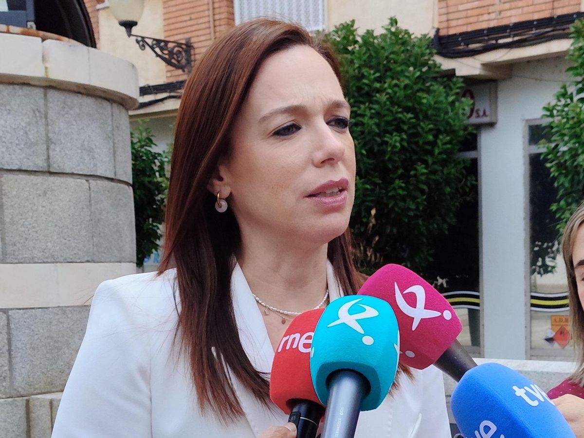 La consejera de Salud, Sara García Espada, atendiendo a los medios de comunicación, esta mañana.