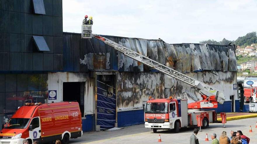 Los bomberos en las instalaciones de Fandicosta, en Domaio, tras el incendio. // Gonzalo Núñez