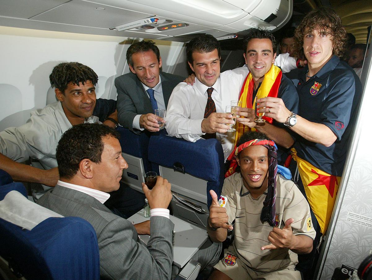 Rijkaard, Txiki, Laporta, Xavi, Puyol, Ten Cate y Ronaldinho brindando... Días felices