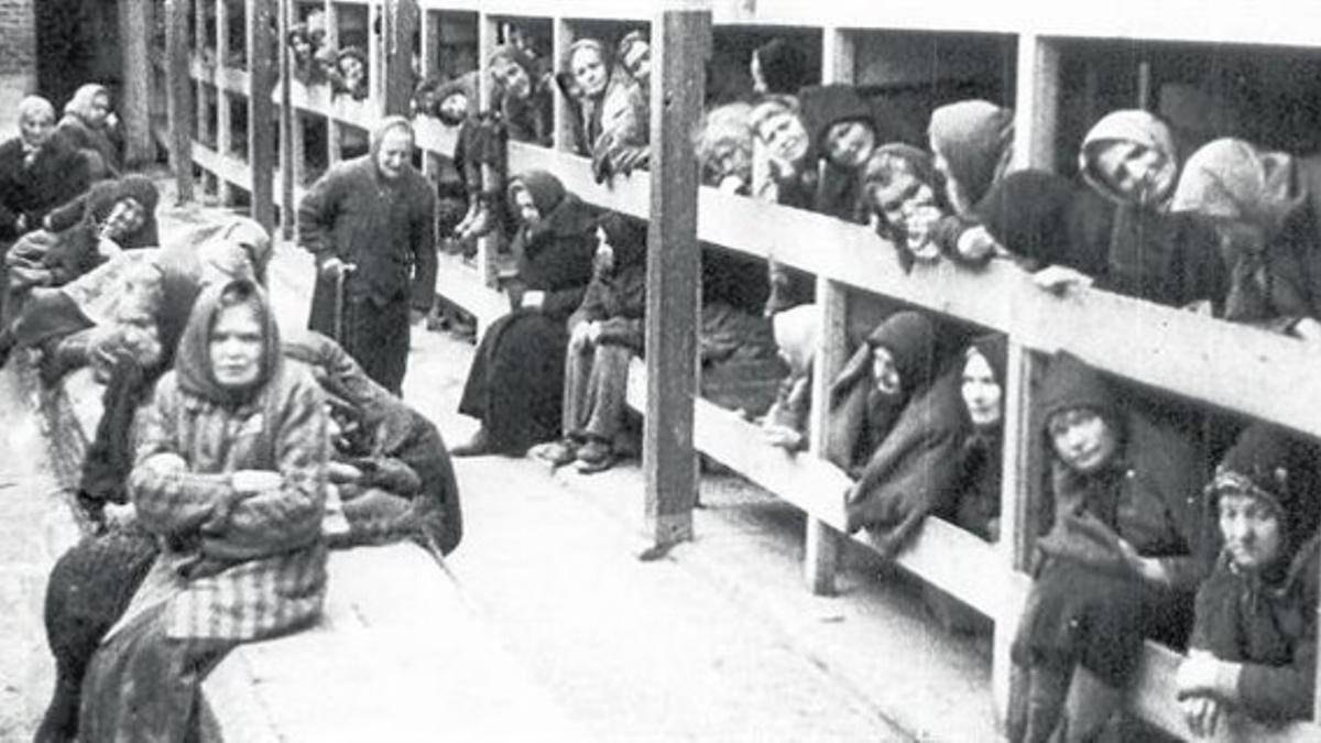 HACINADaS. Esta foto sin fecha muestra a decenas de mujeres en un barracón de Auschwitz, donde fueron exterminados más de un millón de judíos. A la izquierda, Jorge Klainman, esta semana en Madrid.