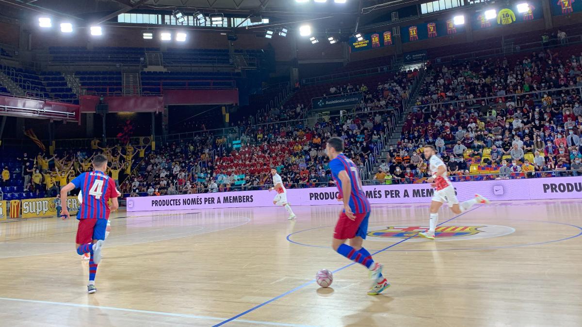 Dyego conduce la pelota ante casi 3.000 espectadores en el Palau