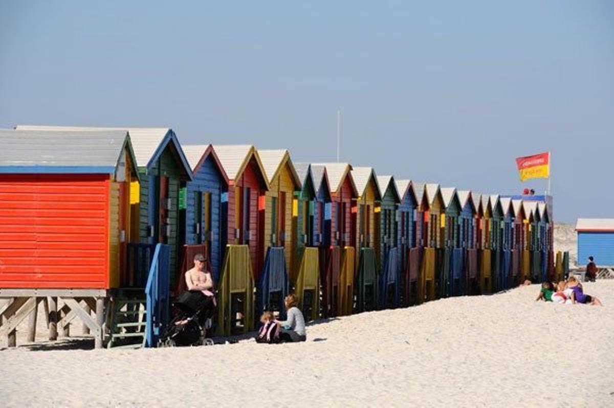 Caseas multicolor en la playa Muizenberg, en la orilla de la Península del Cabo.