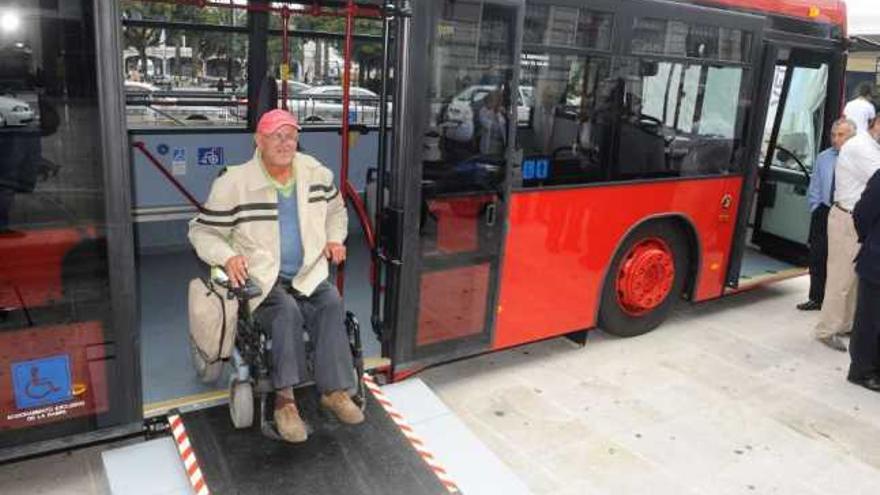 Un discapacitado desciende de un bus en silla de ruedas a través de una rampa. / víctor echave