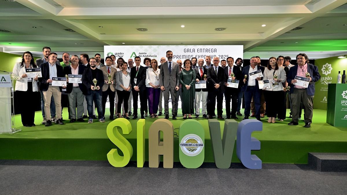 Foto de familia con todos los premiados en Expoliva 2025 tras la entrega de premios, que han presidido los consejeros de Agricultura y de Sostenibilidad, Ramón Fernández-Pacheco y Catalina García.