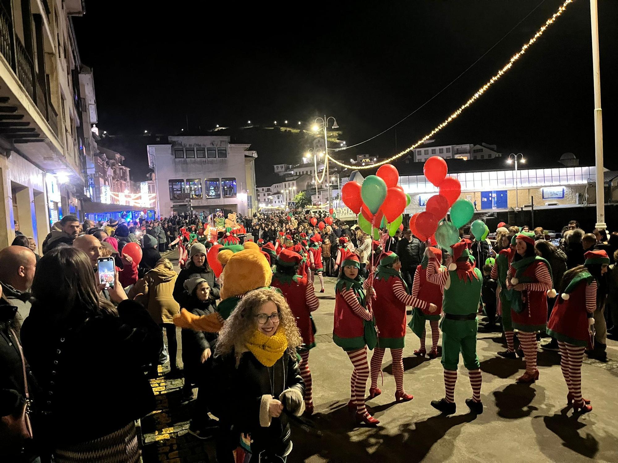 En imágenes: El espectacular desfile de Papá Noel por las calles de Luarca
