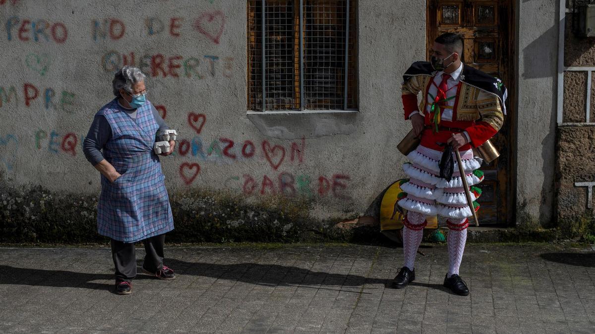 Una vecina de Laza junto a un &#039;peliqueiro&#039;, ambos con mascarilla, durante el Entroido de 2021.