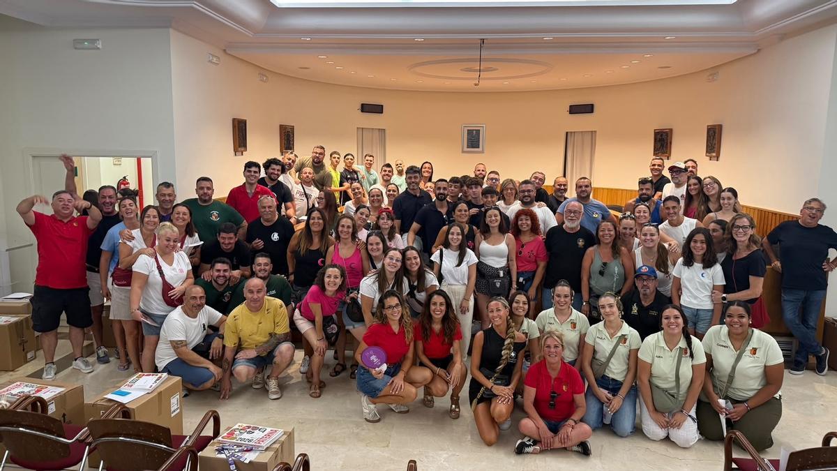 Reparto de materiales de la campaña de Igualdad a las comparsas de Paterna.