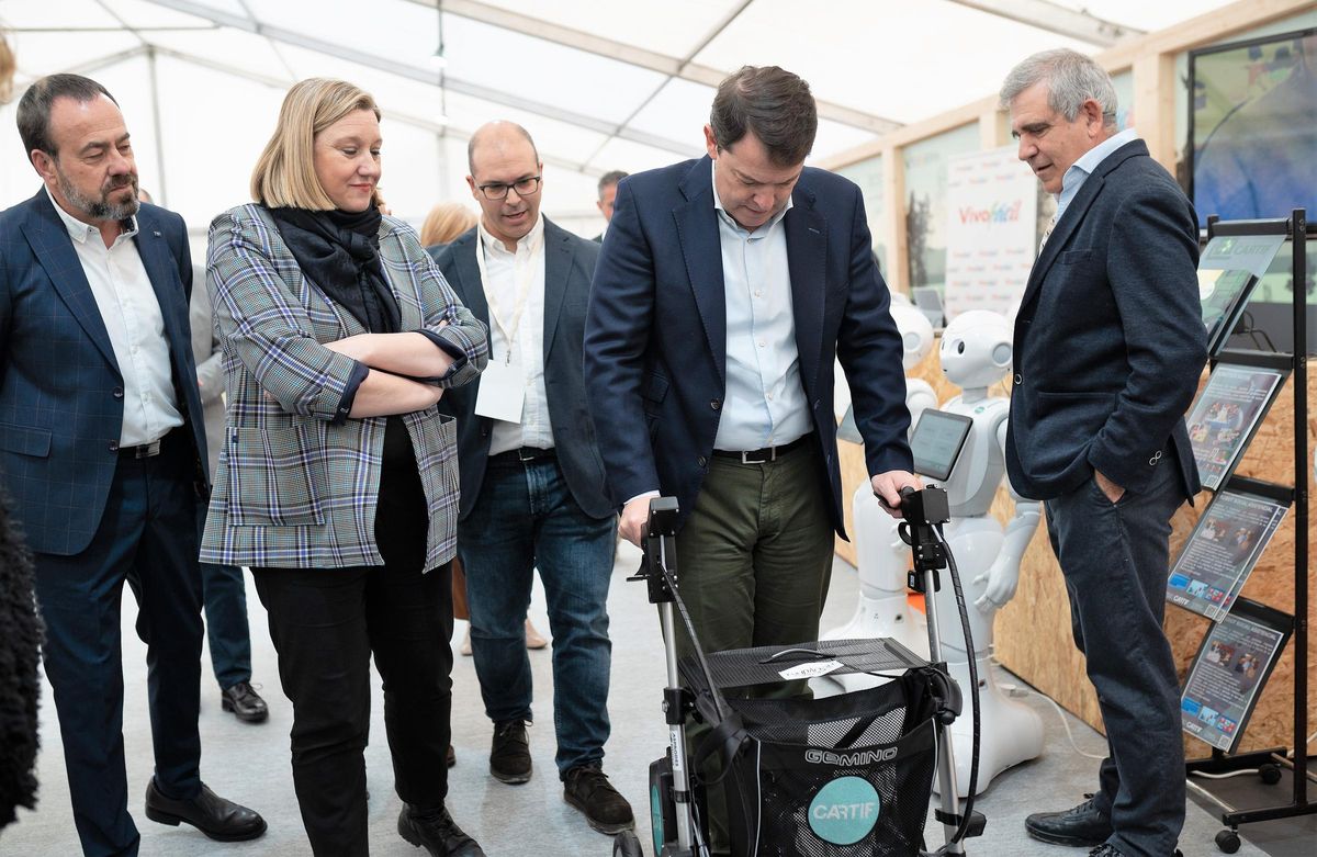 El presidente de la Junta prueba un prototipo del andador inteligente de Cartif, en presencia de Isabel Blanco, en la feria Fitecu.