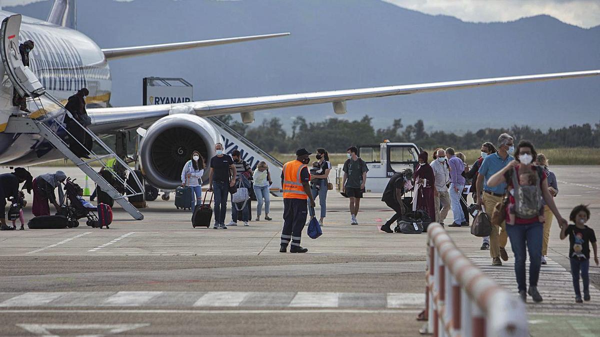 Passatgers arribant a l’aeroport de Girona, fa poques setmanes.  | DAVID APARICIO