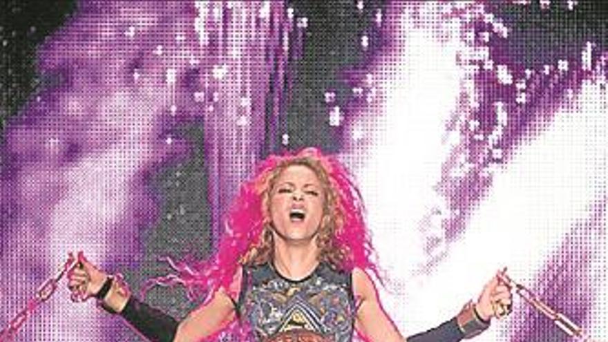 Shakira vuelve al escenario entre mimos de Piqué