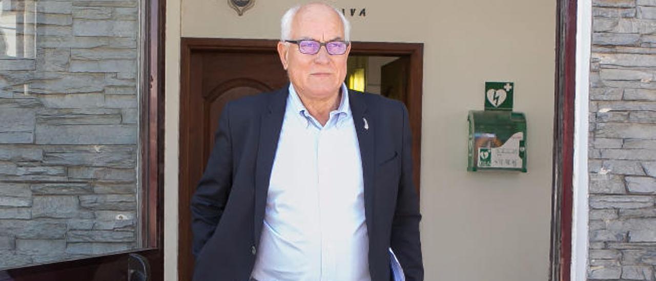 Pedro Amador saliendo del Ayuntamiento de La Oliva, ayer.