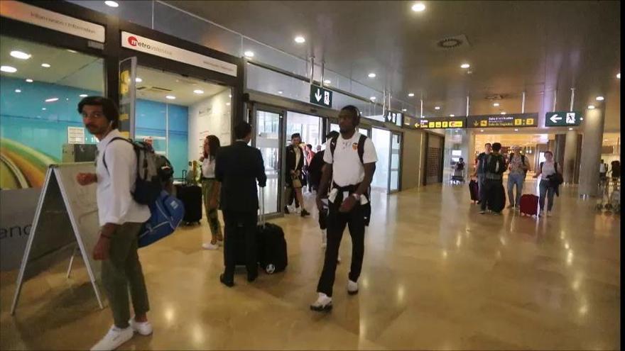 La expedición del Valencia CF llega al aeropuerto de Manises