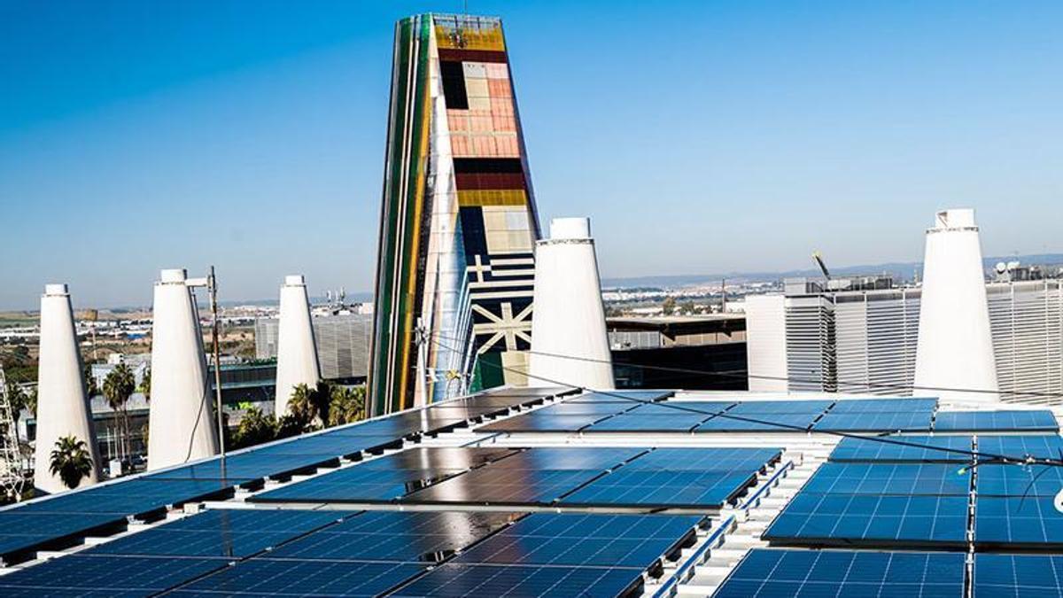 Imagen de placas solares en Sevilla TechPark.