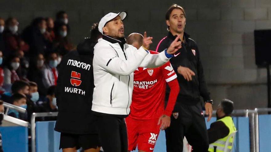 Dimas Carrasco, con Lopetegui al fondo, durante la eliminatoria entre el Ciudad de Lucena y el Sevilla FC en la Copa del Rey (0-3).