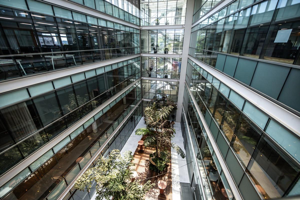 Adriana Rubio, directora general de Roche Diagnostics en España, en el campus que la compañía tiene en Barcelona