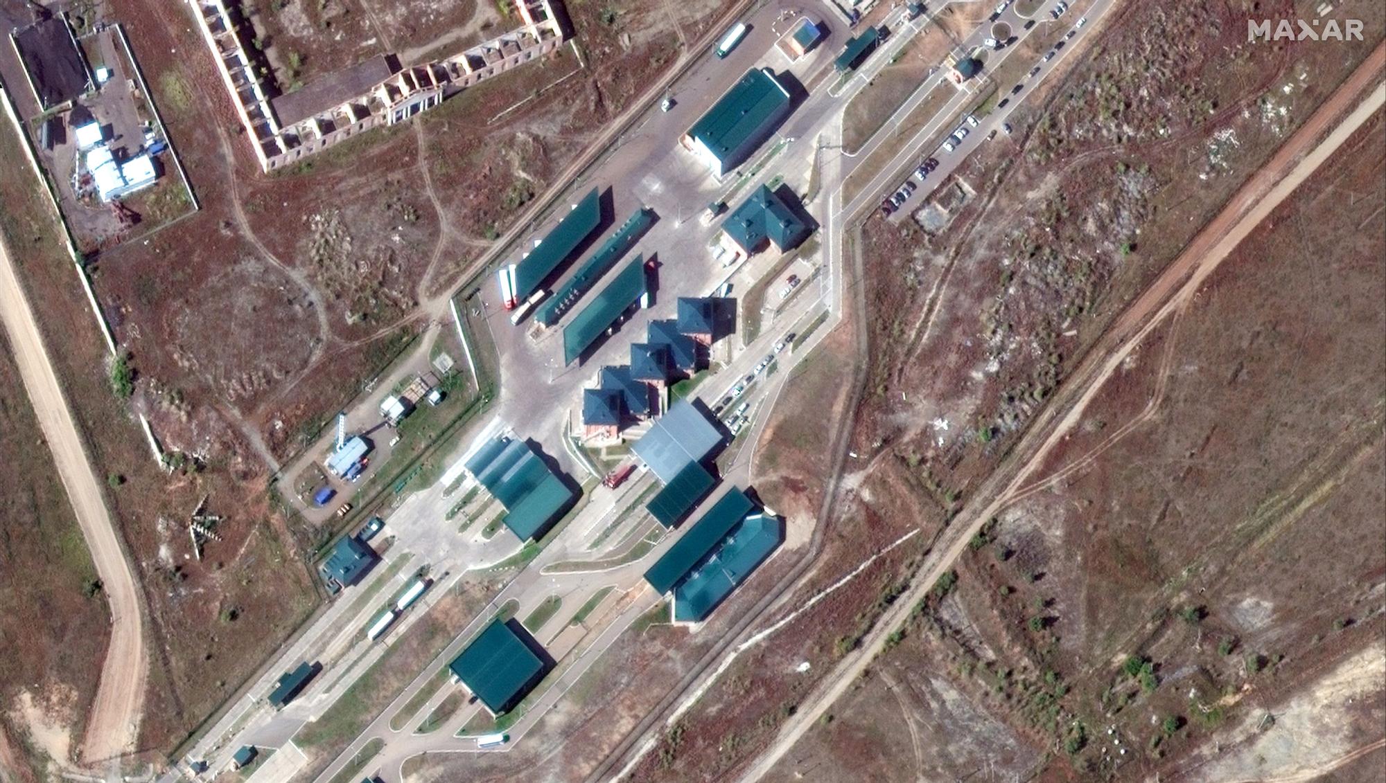 Colas de camiones y coches esperando en el puerto fronterizo de Khyagt, en la frontera rusa con Mongolia, en una imagen de satélite.