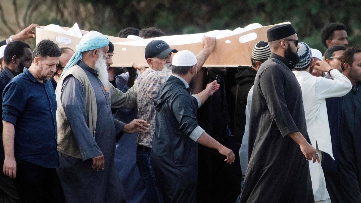 zentauroepp47429775 topshot   mourners proceed with the coffin of a shooting vic190320181005